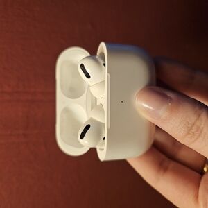 White Apple Airpods Pro